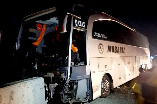 Bakı məktəlilərini Qəbələyə aparan avtobus Şamaxıda qəzaya uğradı: yaralananlar var -