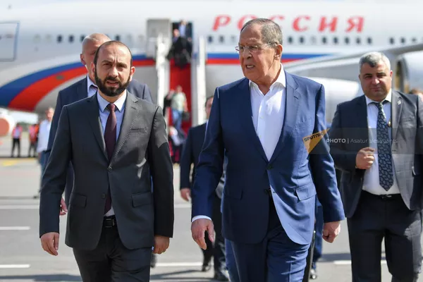 Lavrov İrəvanda aksiya ilə qarşılandı