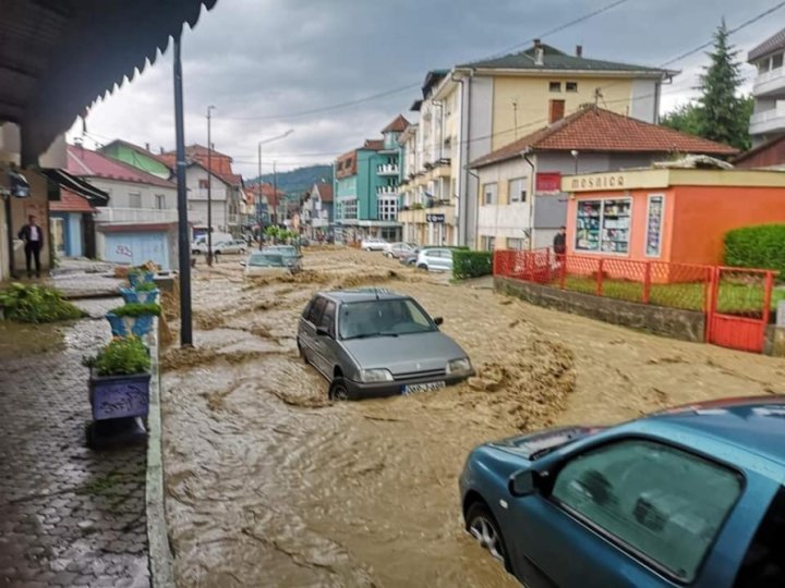 Bosniya və Herseqovinada yüzlərlə ev sel suları altında qalıb