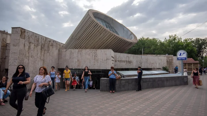 İrəvanda metro tətilə görə bağlandı və...