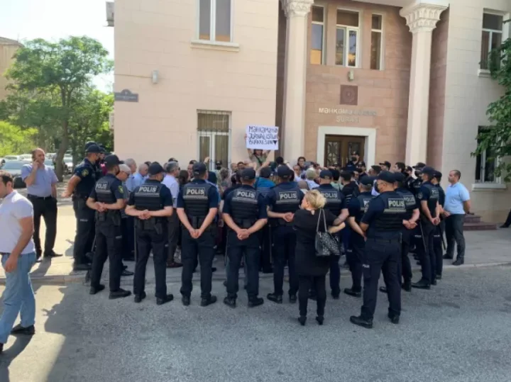 Bakıda hüquq müdafiəçiləri və jurnalistlər məhkəmələrdən şəffaflıq tələb etdilər  -