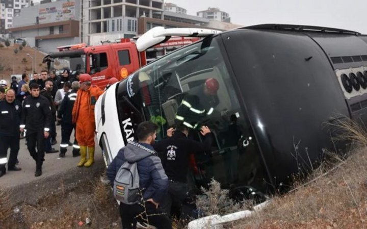 Türkiyədə avtobus aşdı -