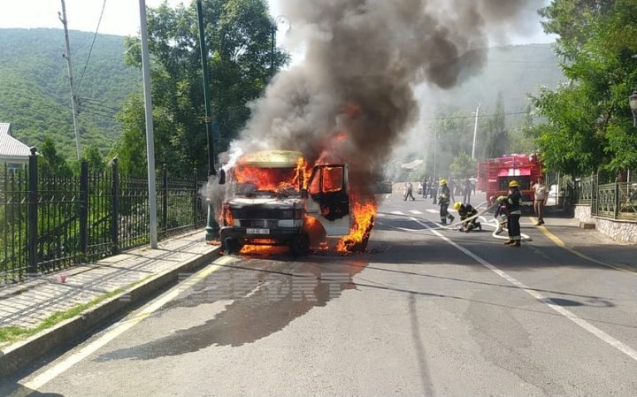 Oğuzda sərnişin mikroavtobusu yandı