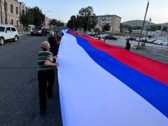 Xankəndi küçələrində 100 metrlik Rusiya bayrağı ilə aksiya -