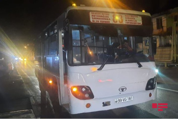 Bakıda minik maşını avtobusa çırpıldı -