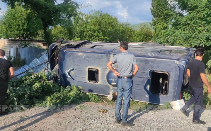 Şəkidə mikroavtobusla yük maşını toqquşdu -