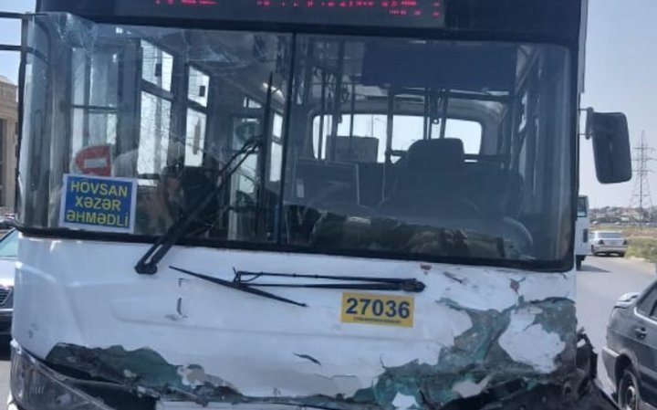 Bakıda minik maşını avtobusla toqquşdu -