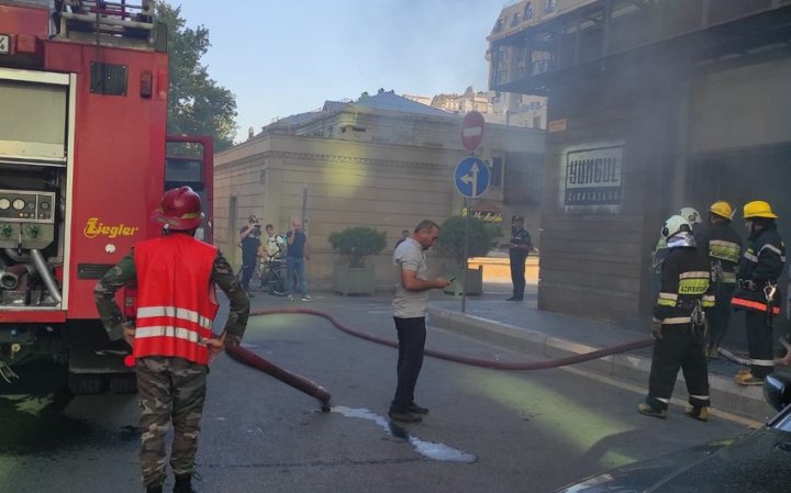 Bakı Ağır Cinayətlər Məhkəməsinin yanındakı...