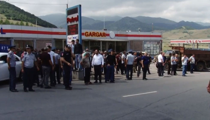 Sürücülər Paşinyanın kortejinin keçdiyi yolu bağladılar