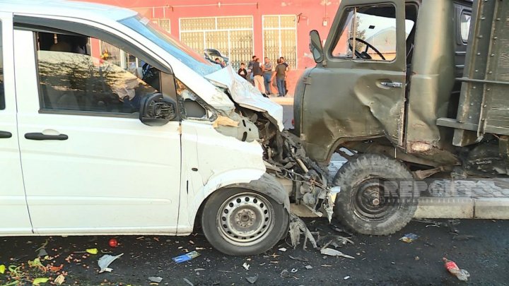 Şəkidə mikroavtobusla yük maşını toqquşdu -