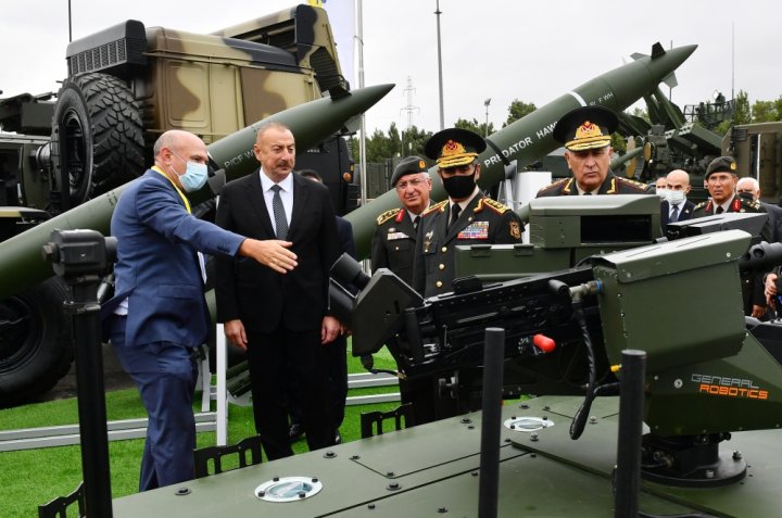 İlham Əliyev 4-cü “ADEX” və 13-cü “Securex Caspian” sərgiləri ilə tanış olub