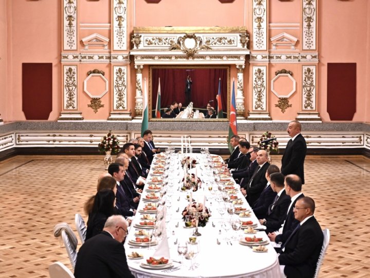 Prezident İlham Əliyevin şərəfinə rəsmi şam yeməyi verilib