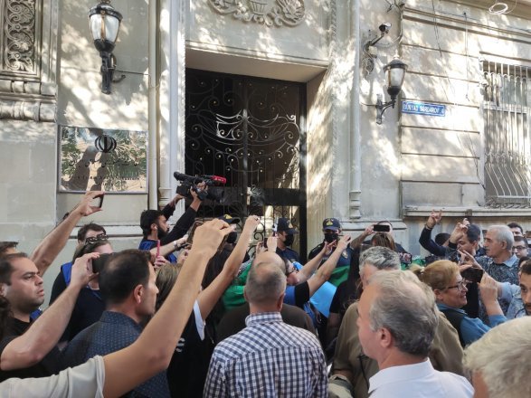 İranın Bakıdakı səfirliyi qarşısında etiraz aksiyası keçirildi