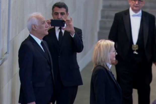 Ermənistan prezidenti II Elizabetin dəfn mərasimində qaydaları pozdu