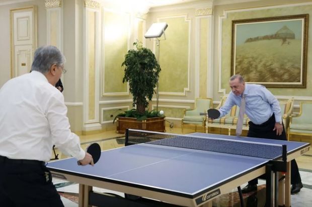 Ərdoğan Tokayevlə stolüstü tennis oynadı -