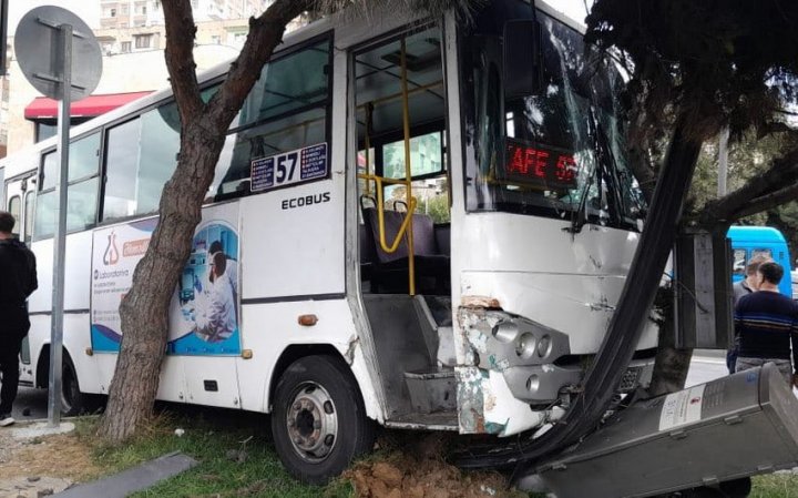 Bakıda avtobusla Dövlət Agentliyinin “KamAZ”ı toqquşdu