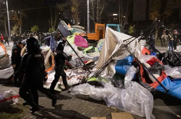 Kişinyovda polis müxalifətin çadır düşərgəsini dağıtdı –