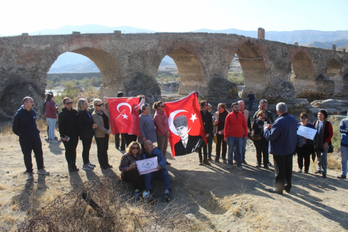 Türk səyyahlar Xudafərin körpüsündə