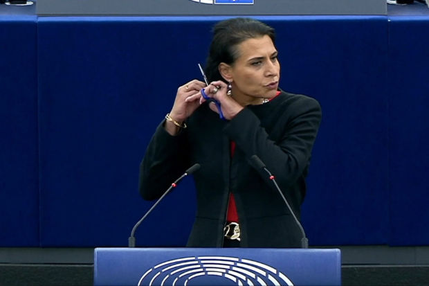 Avropa Parlamentinin deputatı tribunada saçını kəsdi –