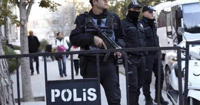 İstanbulda polislərə silahlı hücum olub -