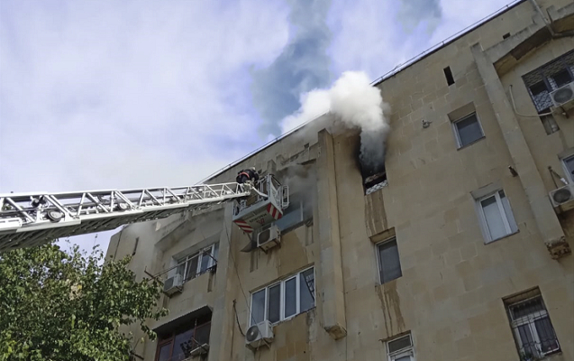 Bakıda çoxmərtəbəli yaşayış binası yanıb