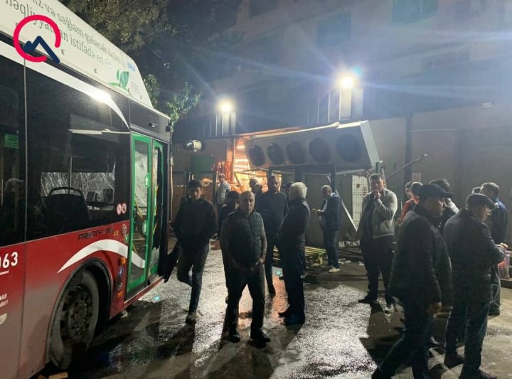 Bakıda qəza: “BakuBus”un avtobusu marketə çırpıldı