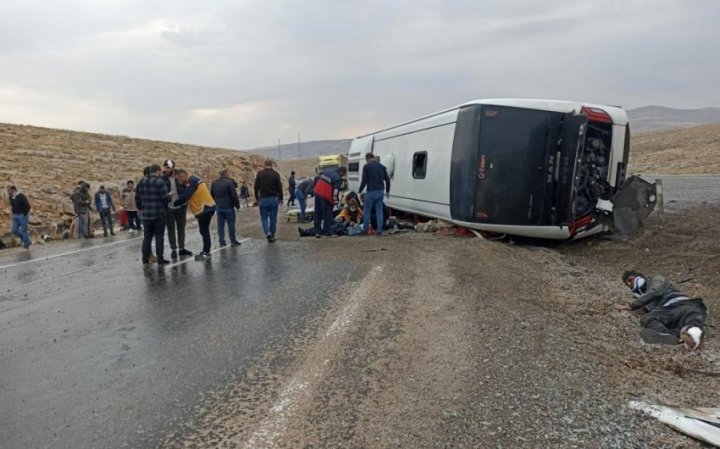 Türkiyədə immiqrantları daşıyan avtobus aşdı