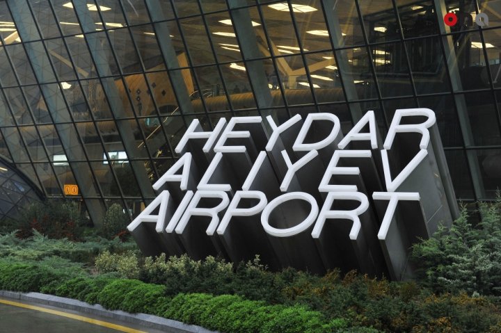 Heydər Əliyev Aeroportunda avtomobil yanıb