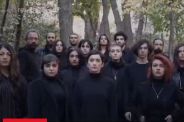 İranda teatr işçiləri hicabdan imtina etdilər