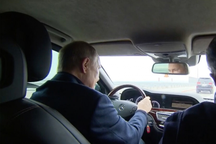 Putin iki ay əvvəl partladılan Krım körpüsündən “Mercedes”lə keçdi -