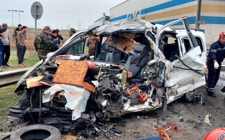 Bakı-Quba yolunda mikroavtobus TIR-la toqquşdu -