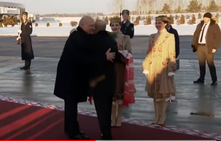 Lukaşenko Putini hava limanında belə qarşıladı –