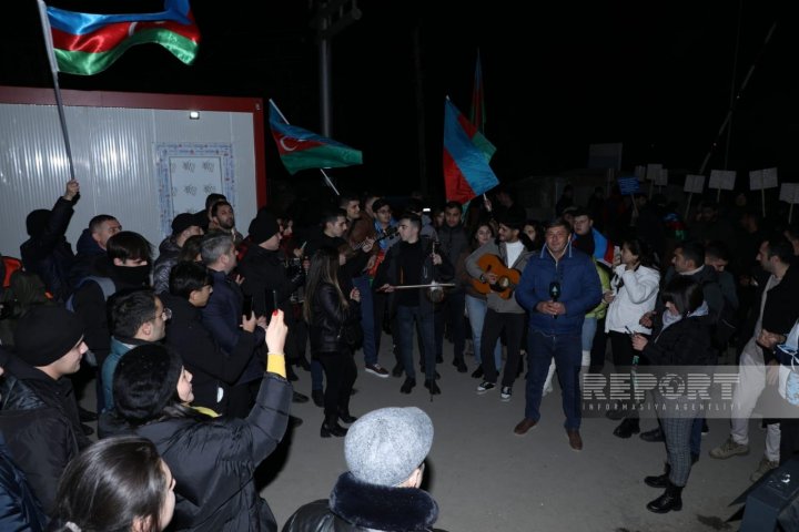 Xankəndi-Laçın yolunda aksiya:  iştirakçılar vətənpərvərlik ruhunda mahnılar ifa edirlər -