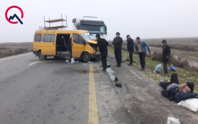 Köhnə Ələt - Astara yolunda yük maşını mikroavtobusla toqquşdu
