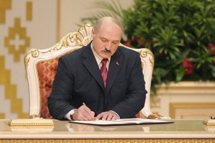 Lukaşenko amnistiya fərmanı imzalayıb