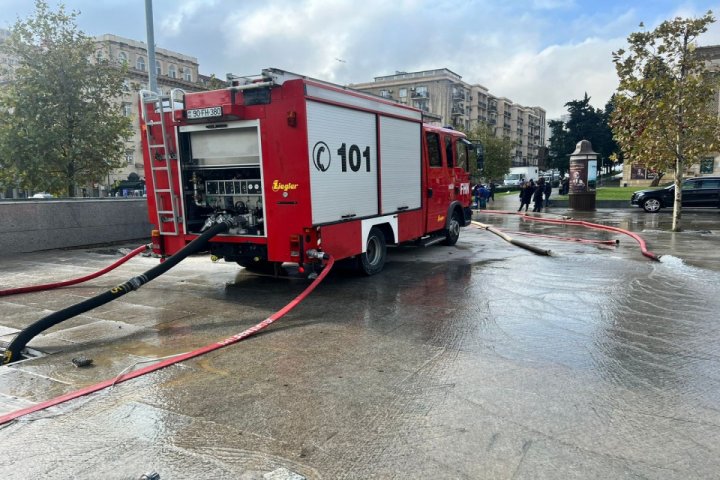 Yasamal rayonunda yeraltı piyada keçidinə dolan su boşaldılıb -