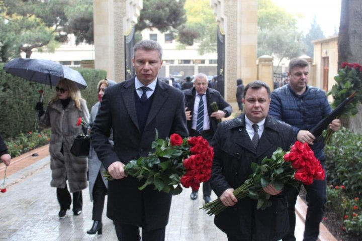 Ukrayna səfiri ümummilli lider Heydər Əliyevin məzarını ziyarət edib