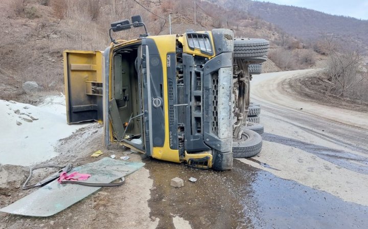 Kəlbəcərdə yük maşını aşıb