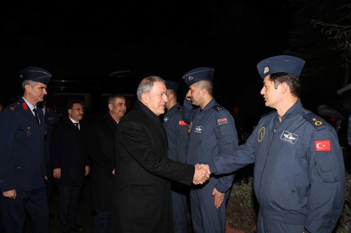 Zakir Həsənov Ukraynadan Türkiyəyə qayıdan pilotlarla görüşüb