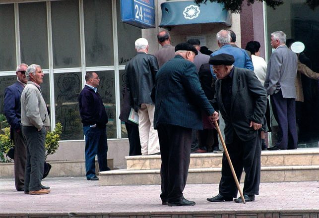 Pensiya yaşı ilə bağlı ehtiyatlı olmaq lazımdır