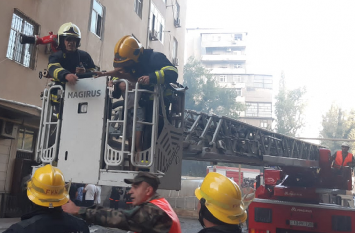 Bakıda çoxmərtəbəli yaşayış binasının qarajında yanğın olub