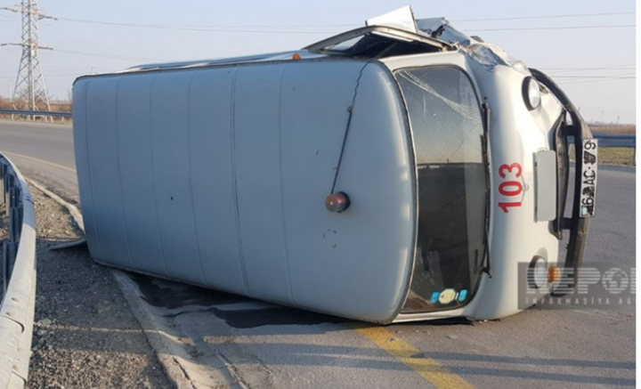 Ucarda təcili tibbi yardım maşını aşdı