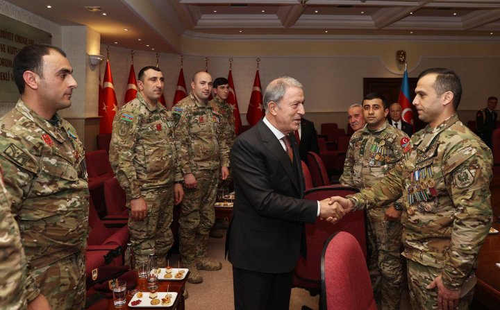 Hulusi Akar Qarabağ qaziləri ilə görüşdü -