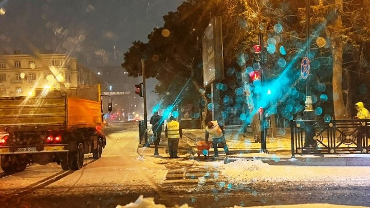 Bakının küçə və prospektləri gecə qardan təmizlənib