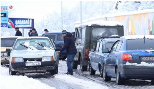 Güclü qar Şamaxıda yolları bağladı