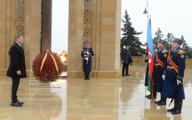 Rumıniya Prezidenti Şəhidlər xiyabanını ziyarət edib