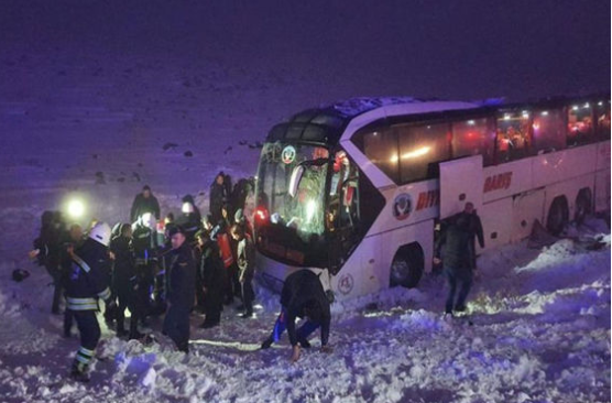 Türkiyədə sərnişin avtobusu dərəyə aşdı: 30 nəfər xəsarət alıb -