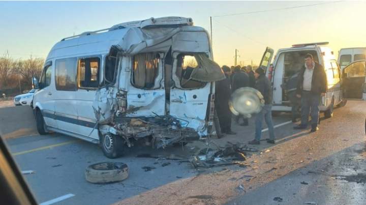 Ucarda mikroavtobus TIR-la toqquşub