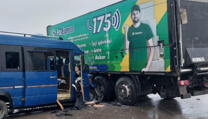 Sabirabadda mikroavtobus yük maşını ilə toqquşdu -