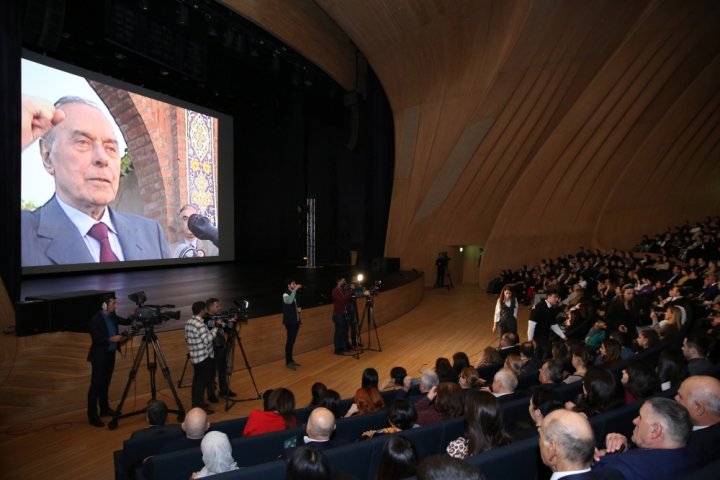 “Ölülər” tamaşası Heydər Əliyev Mərkəzinin səhnəsində –